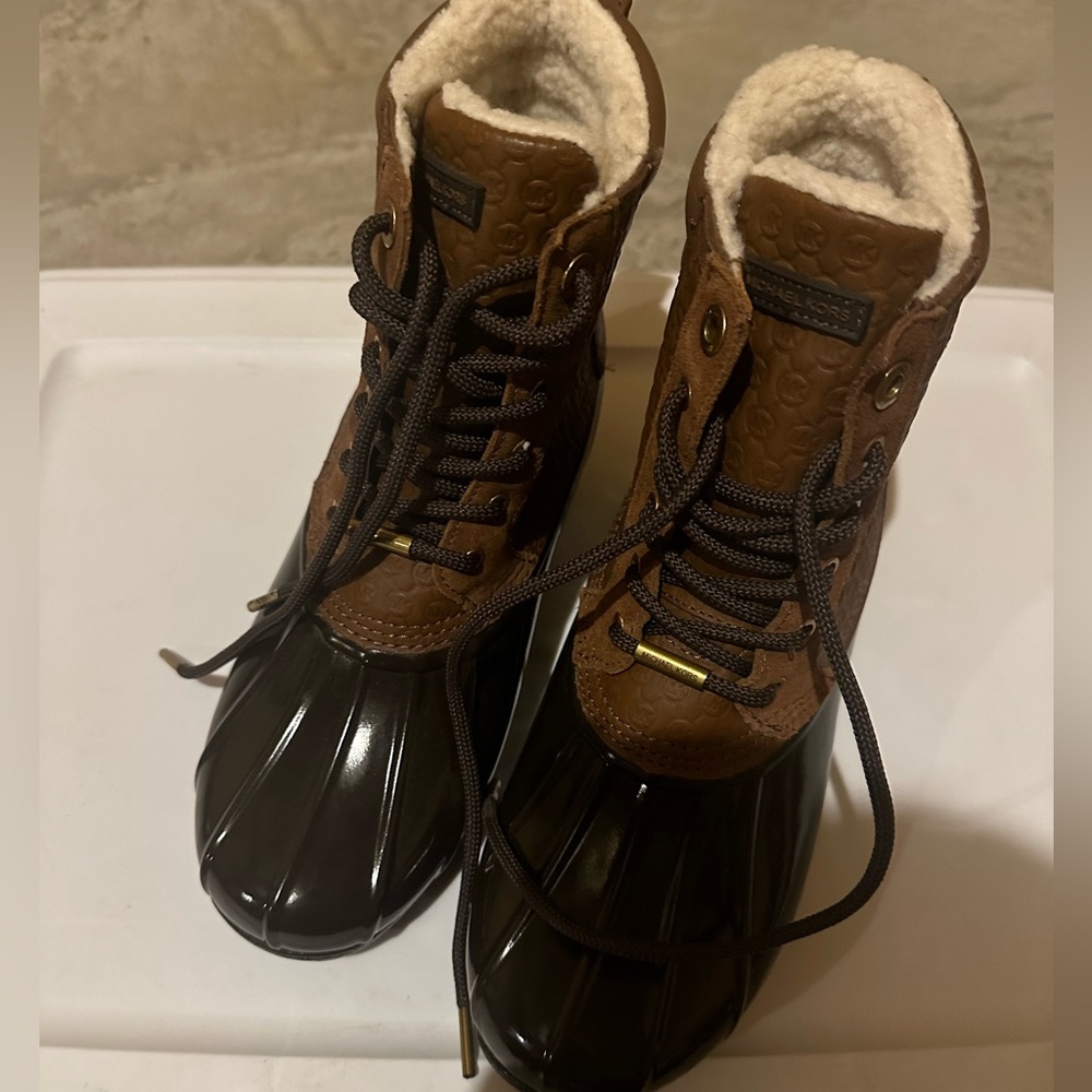 NEVER WORN - SIZE 8 Michael Kors Duck Boots
